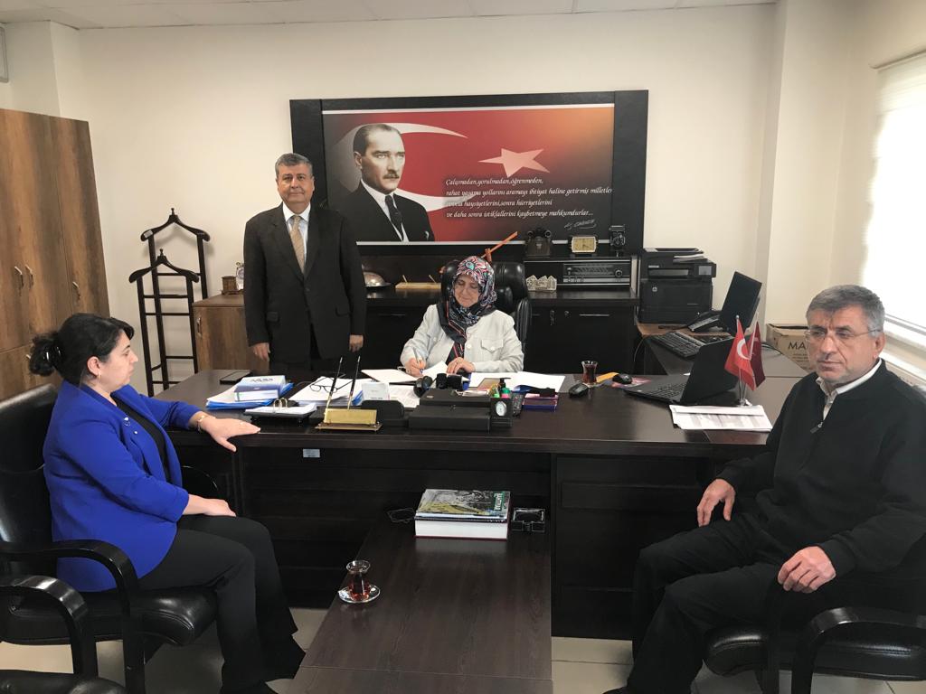 kmarasnufus's tweet photo. İl Müdürümüz Sn. Sevgül ZENGİN, Dulkadiroğlu İlçe Nüfus Müdürlüğünde yürütülen iş ve işlemleri yerinde denetleyerek öneri ve talepleri değerlendirmiştir.

#HayatınızınHerAnında
@TCNufus
@mukerrem_unluer 
@itasyapan 
@TCkahramanmaras 
@sevgulzengin_
@dulkadiroglunuf https://t.co/IbvmF3JlOX