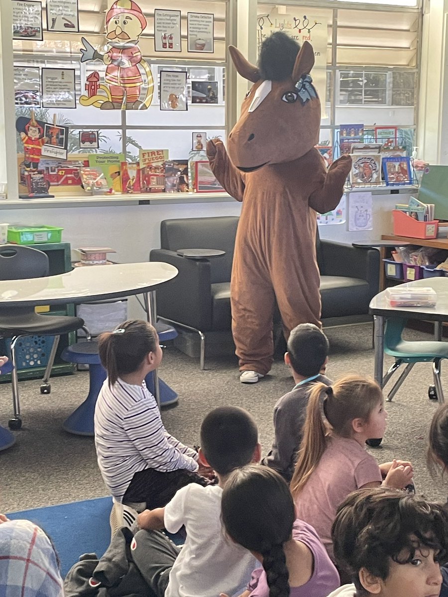 @NarancaMustangs mascot Sally gets students excited to make strides in their learning. A personalized class visit to kick off iReady diagnostics.