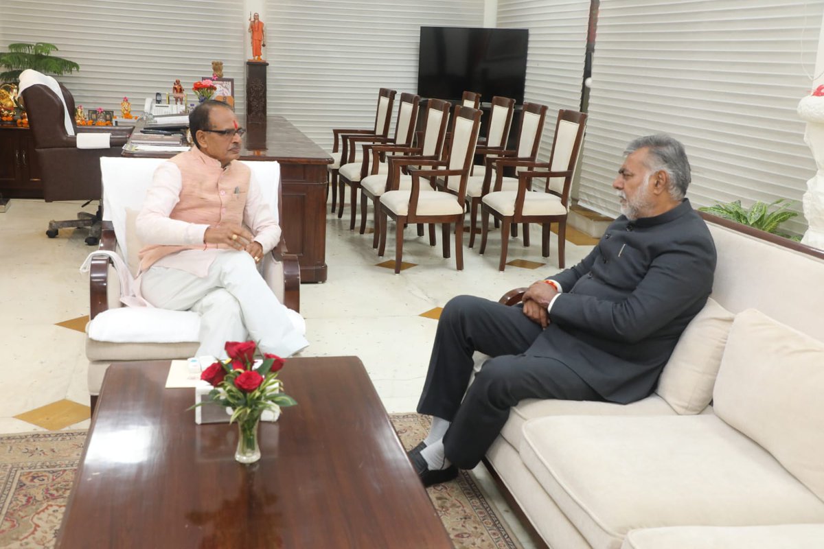 मुख्यमंत्री श्री <a href="/ChouhanShivraj/">Shivraj Singh Chouhan</a> से आज निवास पर पूर्व केंद्रीय मंत्री एवं नरसिंहपुर से नवनिर्वाचित विधानसभा सदस्य श्री <a href="/prahladspatel/">Prahlad Singh Patel ( वृक्ष से जल, जल से जीवन)</a> ने सौजन्य भेंट कर मध्यप्रदेश विधानसभा निर्वाचन में जीत की बधाई और शुभकामनाएं दीं।