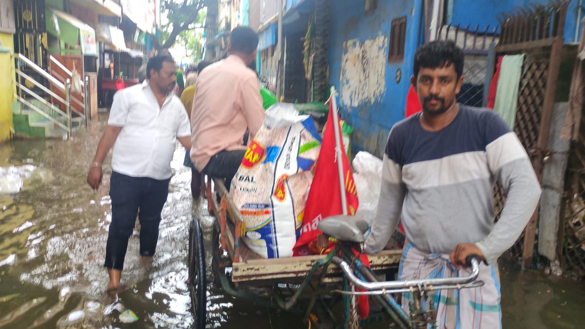 CbrVicky's tweet photo. மழையால் பாதிக்கப்பட்ட மக்களுக்கு உணவு வழங்கிய பொழுது இராயபுரம் சட்டமன்றத் தொகுதி நாம் தமிழர் கட்சி💥💪
@NTK_Royapuram
@SeemanOfficial
@_ITWingNTK
#களத்தில்_நாம்தமிழர் 
#நாம்_தமிழர்_கட்சி https://t.co/MhH48vRjJD