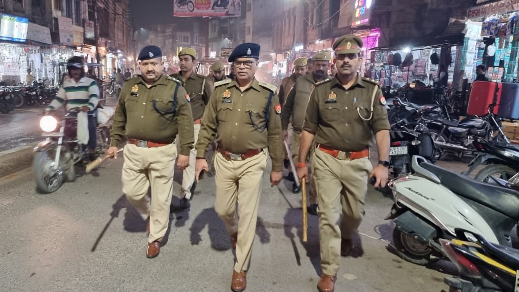 #SPDEORIA के निर्देशन में अपर पुलिस अधीक्षक एवं <a href="/CocityDeo/">COCITY DEO</a>  के कुशल नेतृत्व में थाना कोतवाली पुलिस द्वारा क्षेत्र में शान्ति व कानून-व्यवस्था बनाए रखने के उद्देश्य से संवेदशील स्थानो पर पैदल गश्त किया गया एवं संदिग्ध व्यक्ति/वाहनों की चेकिंग की गयी।  
#UPPolice