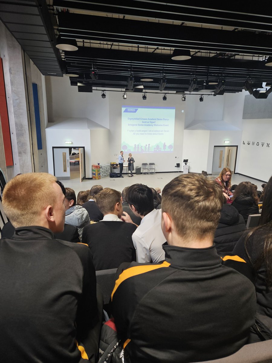 MrsWardPL's tweet image. Excellent opportunity for our Year 10 Seren Learners today @MaestegSchool . They have been impeccable all day and  thoroughly enjoyed the experience. Ended with a special talk from Lindsay Harvey and Sam Costelow @WelshRugbyUnion #proudprogressleader @Seren_Network