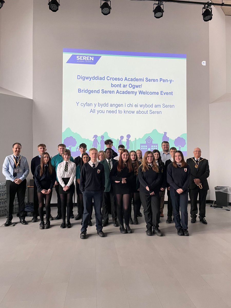 MrsWardPL's tweet image. Excellent opportunity for our Year 10 Seren Learners today @MaestegSchool . They have been impeccable all day and  thoroughly enjoyed the experience. Ended with a special talk from Lindsay Harvey and Sam Costelow @WelshRugbyUnion #proudprogressleader @Seren_Network