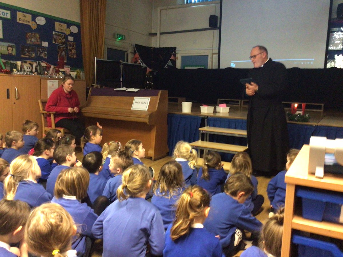 pantpastynog's tweet photo. Diolch i Barchedig Martin Pritchard am arwain ein gwasanaeth a thrafod sut mae Nadolig ar draws y byd yn cael ei ddathlu. Thank you to Reverend Martin Pritchard for leading our service and discussing how Christmas is celebrated around the world @StAsaphDiocese @martinpritchar6 https://t.co/IokEdHaidM