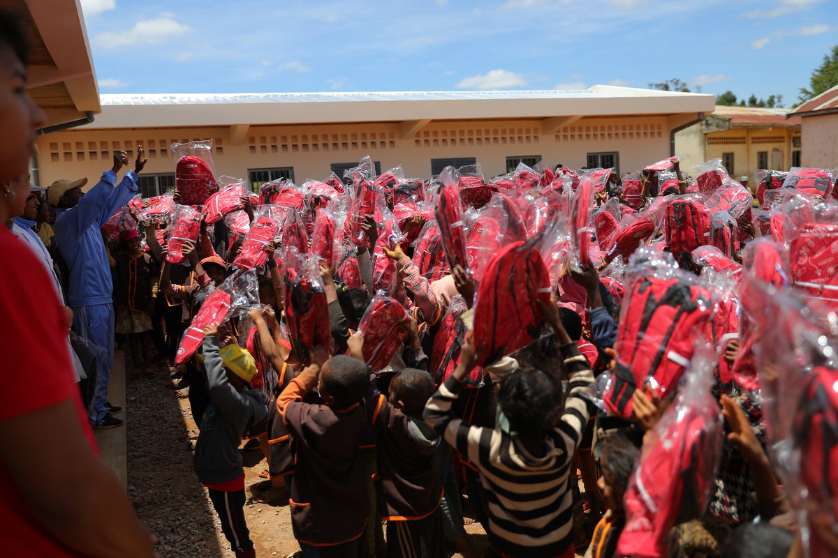 star_mdg's tweet photo. A la suite des travaux de construction réalisés au niveau de l'établissement scolaire publique à Tsiafajavona, 04 nouvelles salles de classe vont pouvoir accueillir plus de 400 élèves du primaire au 7ème à l'EPP Ankeniheny.
#star #STAR70ans #EnsembleVisonslesétoiles https://t.co/NUk3rdlJSN