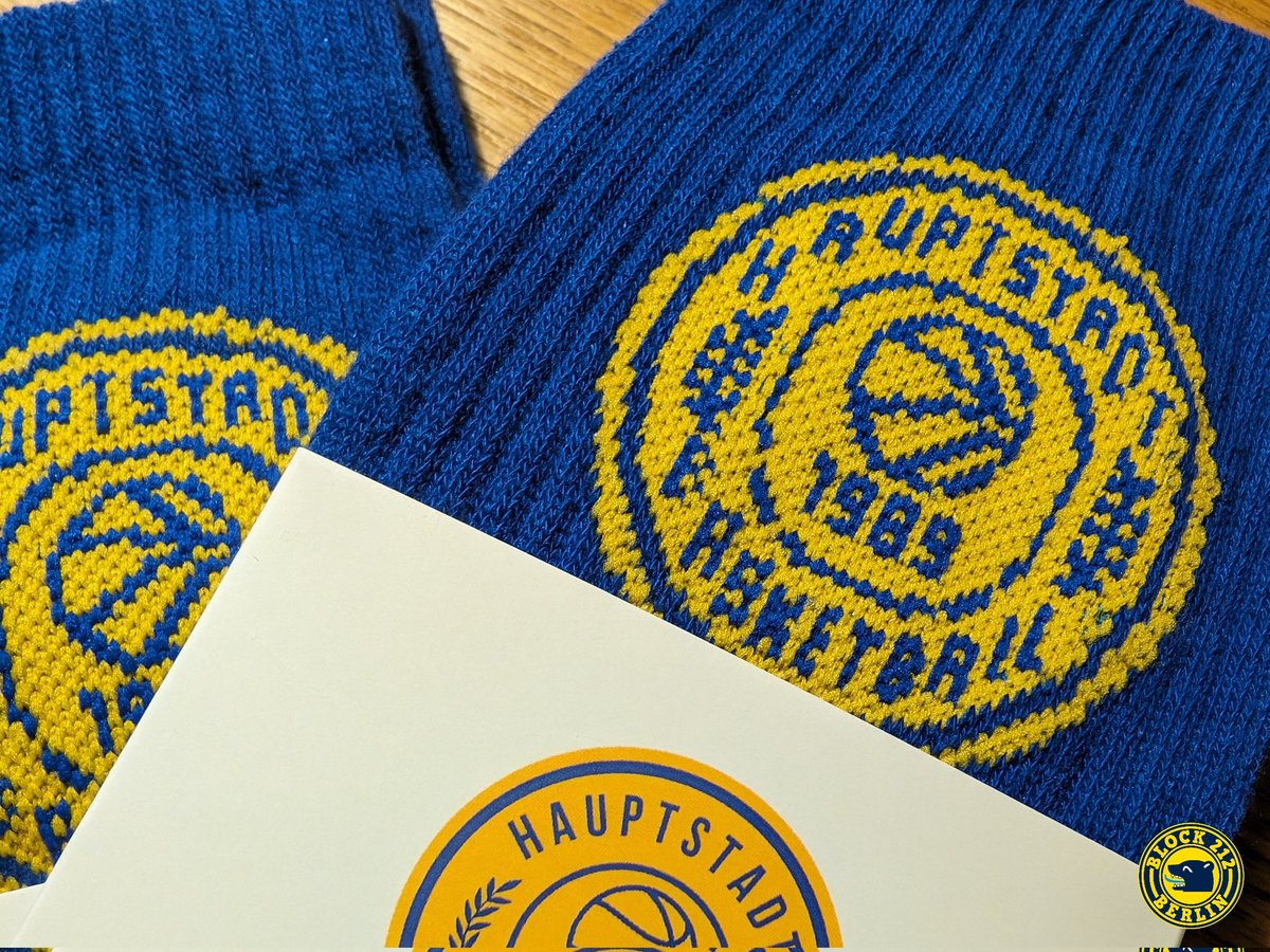 block212berlin's tweet photo. Wir haben diese Weihnachten den Geschenkeklassiker rausgeholt.
Aber auch den Rest des Jahres hinterlässt das neueste Kleidungsstück einen famosen Eindruck.

Lest mehr im Bild.

#albaberlin #mitleibundseele #hauptstadtbasketball #block212berlin #merch https://t.co/N7lGX54bgo