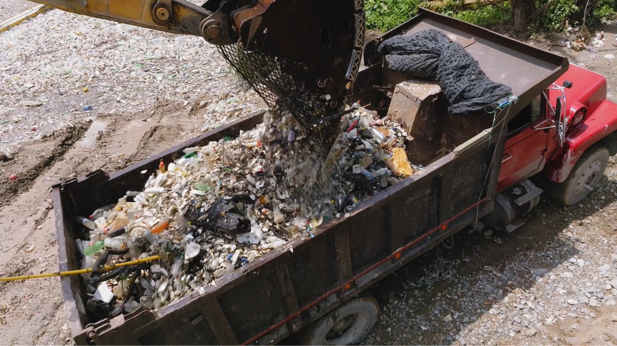 BoyanSlat's tweet image. If you were to take all of the trash @TheOceanCleanup’s Interceptors stopped from flowing into the ocean in 2023, put it into dump trucks, and lined them up bumper-to-bumper, the convoy would stretch for almost 20 kilometers.