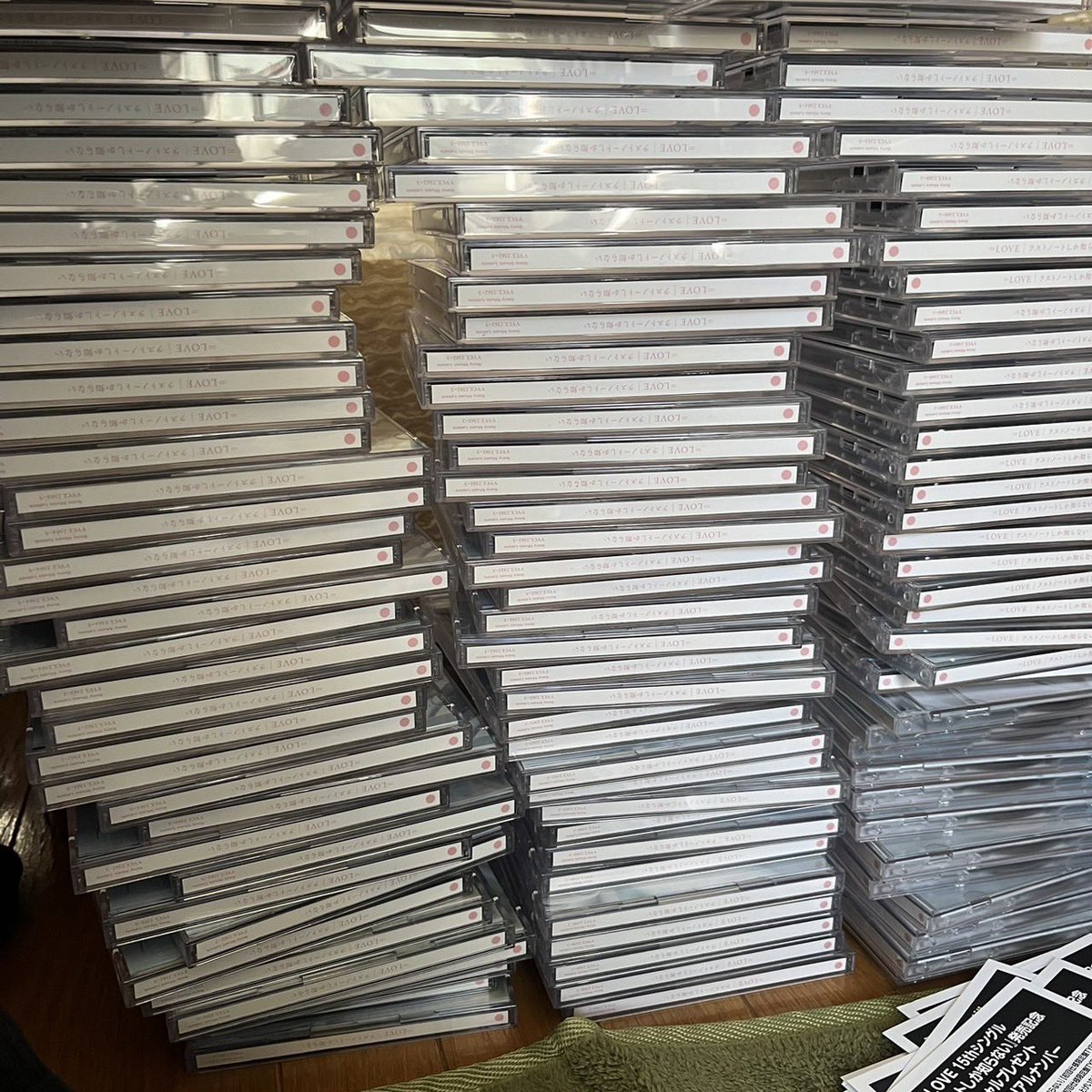 ambivalent_s1's tweet photo. らんぺーじの時はこんなにCD買って剥いたことなかったのに😭シリアルの現場辛すぎる😭😭 https://t.co/FA8Xy1A0VN