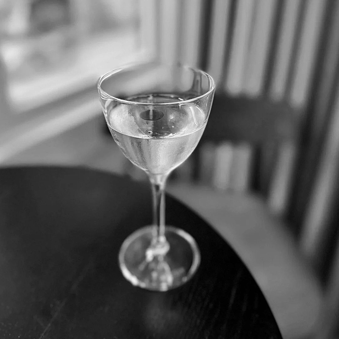 An English Leaf.

Our interpretation of a dirty martini made using fig &amp; peach leaves from Our Farm.

We sous vide Opihr Gin and Dollin Vermouth with preserved fig and peach leaves, before rapidly cooling and serving it with a small drop of fig leaf oil.

#aulislondon #atourcore