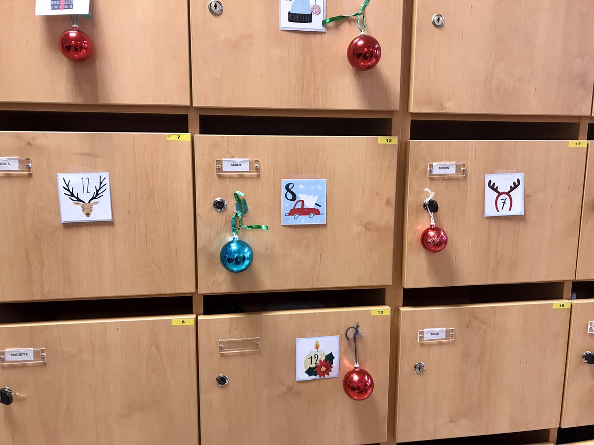 ELorimey's tweet image. Au lycée on a transformé la salle des casiers en calendrier de l’avent. Les collègues volontaires choisissent un jour et disposent pour nous lumignons et douceurs. Et bien c’est encore plus réconfortant qu’on imagine. #calendrierdelavent