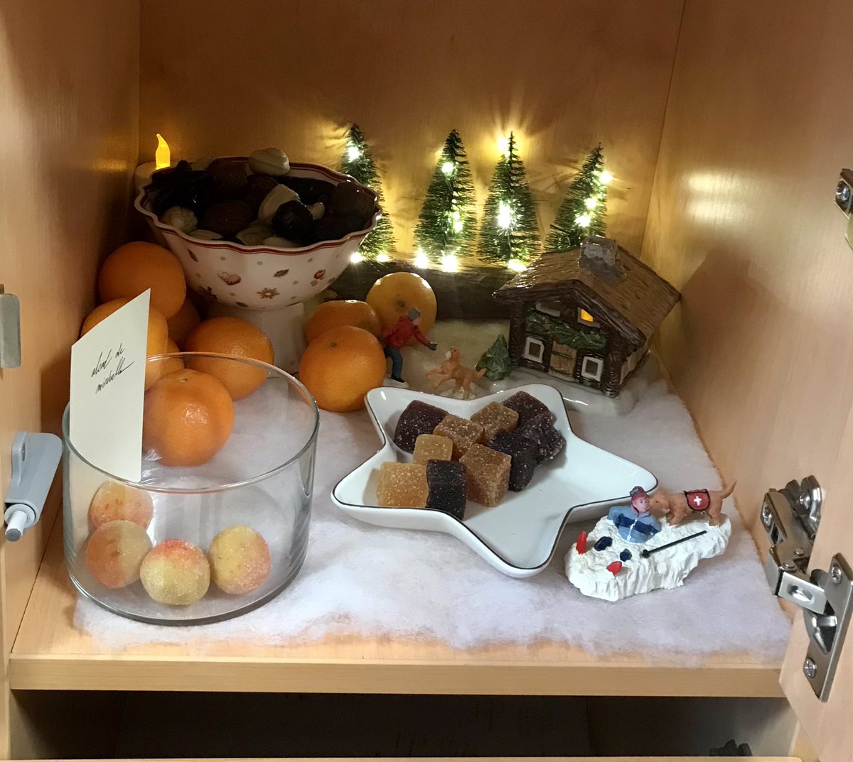 ELorimey's tweet image. Au lycée on a transformé la salle des casiers en calendrier de l’avent. Les collègues volontaires choisissent un jour et disposent pour nous lumignons et douceurs. Et bien c’est encore plus réconfortant qu’on imagine. #calendrierdelavent