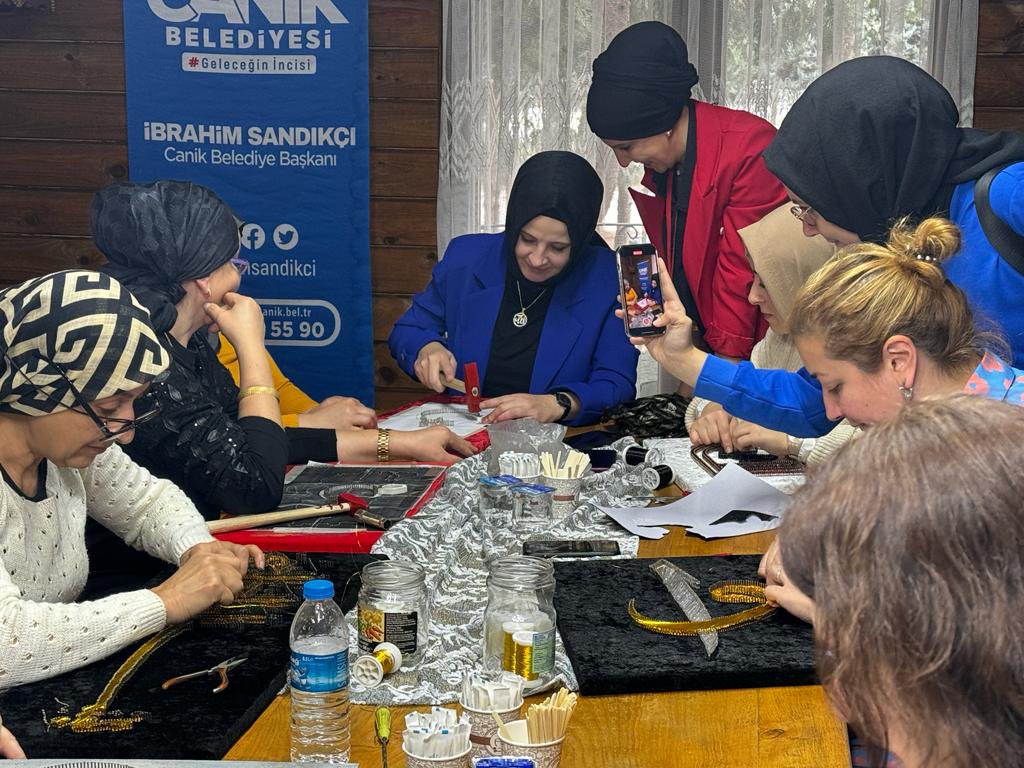 Rabia_BayKeser's tweet photo. Canik belediyemizin açmış olduğu Zübeyde hanım konağını ziyaret ederek ,kursiyerlerimizle bir araya geldik.Nazik hediyeleri için kendilerine çok teşekkür ediyorum 🤗@ElifYesimAraz1 @munirayvaci https://t.co/XDMcWIpBy3