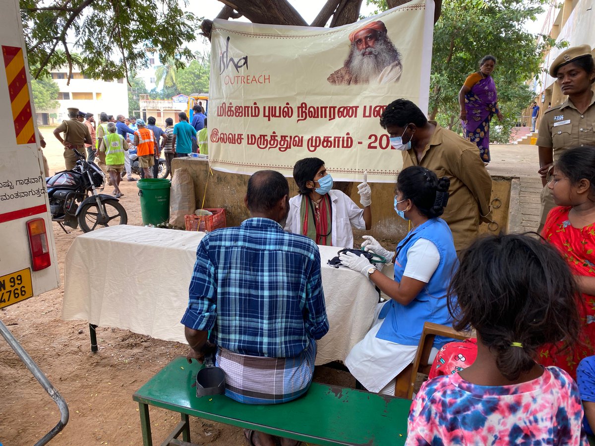 IshaTamil's tweet photo. Isha volunteers and doctors have reached Chennai and are operating in Medavakkam Pallikarunai area, Ambathur and Perambur, offering free medical assistance. 

#ChennaiFloods #CycloneMichuang #IshaOutreach https://t.co/7nEv09rqQ5