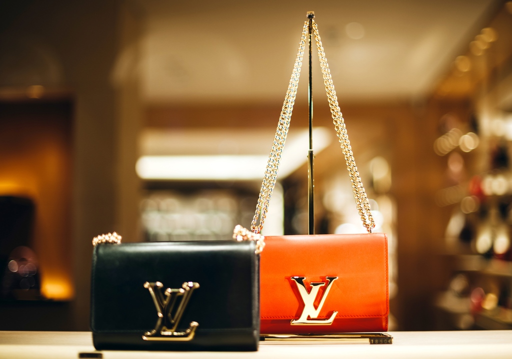 Love luxury? Shop preloved with Prestige this Christmas! 🎄

Which bag is your favourite? Black or orange? Comment below ⬇️ 

#prestigepawnbrokers #poshpawn #shopprestige #prelovedluxury #luxuryshopping #designershopping #designerbag #designerbags #designerhandbag #lvlover #lvbag