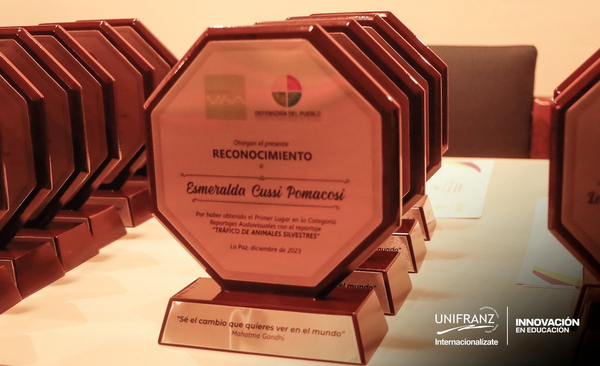 UnifranzBolivia's tweet photo. 🏆 ¡Esmeralda Cussy , orgullo de #UNIFRANZ!
🎓 Primer lugar en el concurso de reportajes de la @DPBoliviaOf con narrativa transmedia. 📰
🌐Su trabajo revela la cruda realidad del tráfico ilegal de animales silvestres en el municipio de #Caranavi.

#UnifranzLaPaz https://t.co/Efco7FUwlN