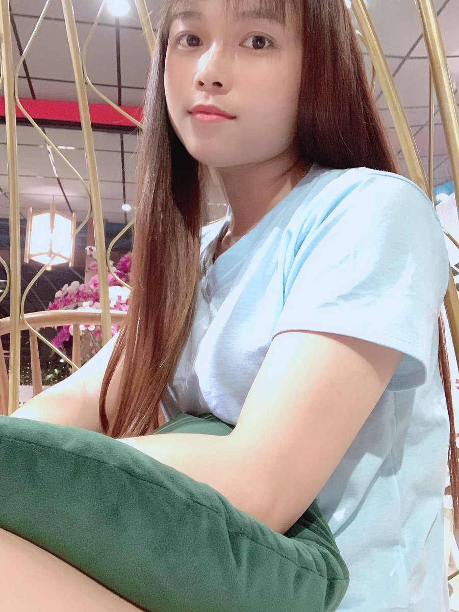 Hong15092605's tweet photo. Cuộc đời giống như bức tranh,đầy những thử thách và đau khổ,những ánh sáng nhỏ của niềm tin và kiên nhẫn là những điểm sáng duy nhất. Mặc dù gặp nhiều khó khăn, nhưng đôi khi, những người trải qua cuộc sống khó khăn này lại trở nên vĩ đại và kiên cường https://t.co/iYQZcrOhyo
