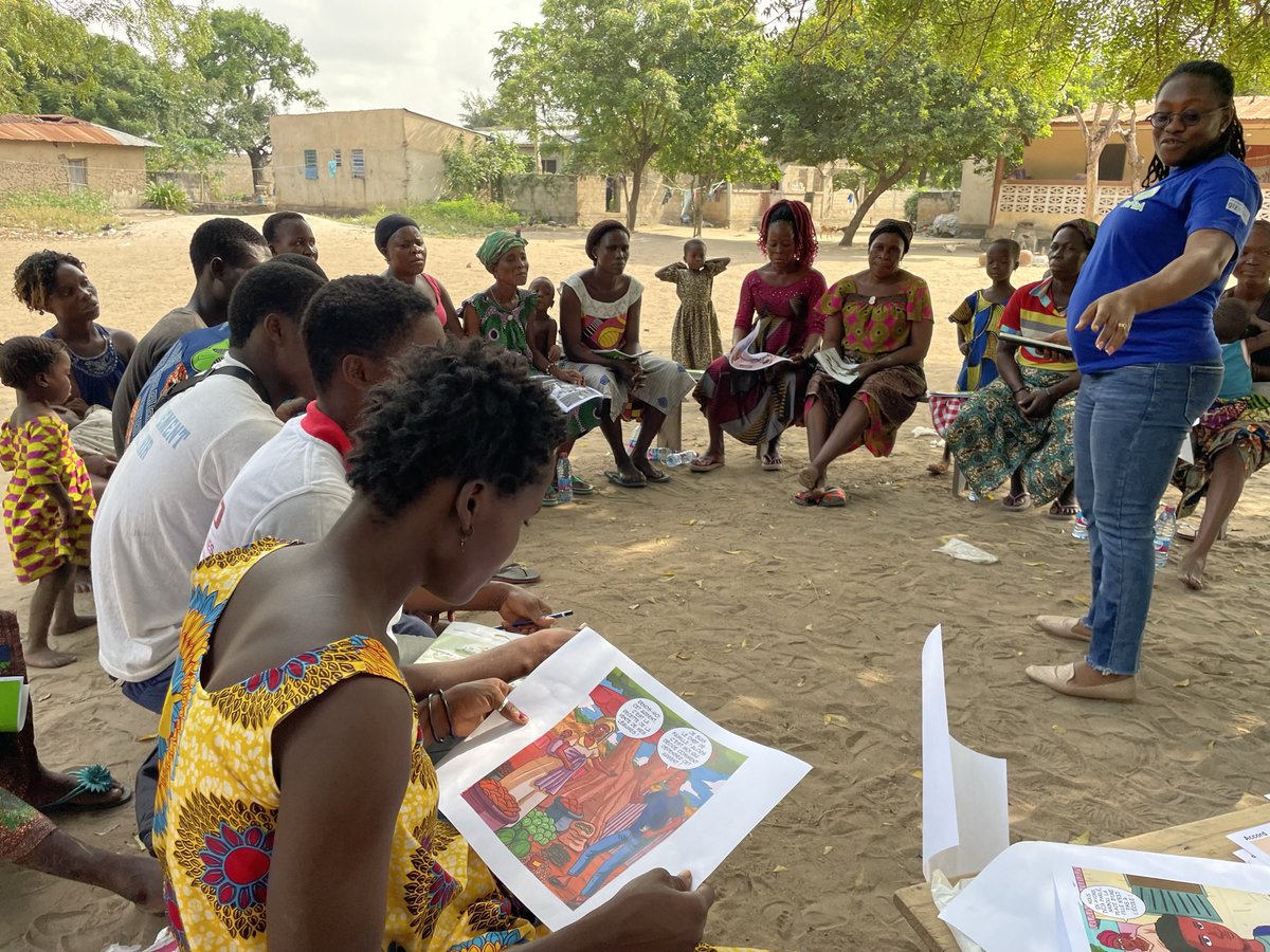 IngeBaumgarten's tweet photo. ￼A Togblekope, témoignages poignants et échanges clés ont émergé lors d’une formation sur le cycle financier￼ de l’agriculteur￼.

Les violences faites aux femmes 👩🏽‍🦱🧕🏼👧🏽👱🏽‍♀️est un sujet pour tous. ￼ 
Ensemble contre les #VBG 👍🏽#16joursdactivisme 

#GIZ #Togo #proFinA 🇹🇬🇩🇪 https://t.co/SkYqF7ffuY