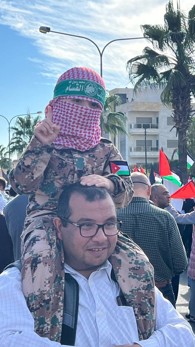 الجيل الجديد قاعد بتربى صح !

علم الاردن على ايده وعصبة القسام على راسة .