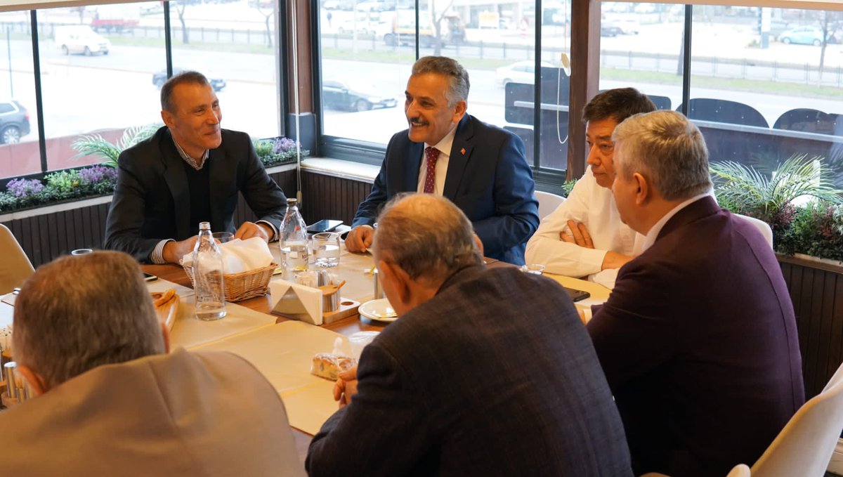 osmankaymk's tweet photo. Samsun'umuzda üretim yapan, istihdam oluşturan değerli iş insanları sanayicilerle bir araya geldik. Kendilerinin çok kıymetli fikirlerinden istifade ettim.  Bu güzel şehre Belediye Başkanlığı yapmak nasip olursa bu fikirlerden istifade ederek Samsun'umuza değer katmaya devam edeceğiz. Hazırız.. Kararlıyız..