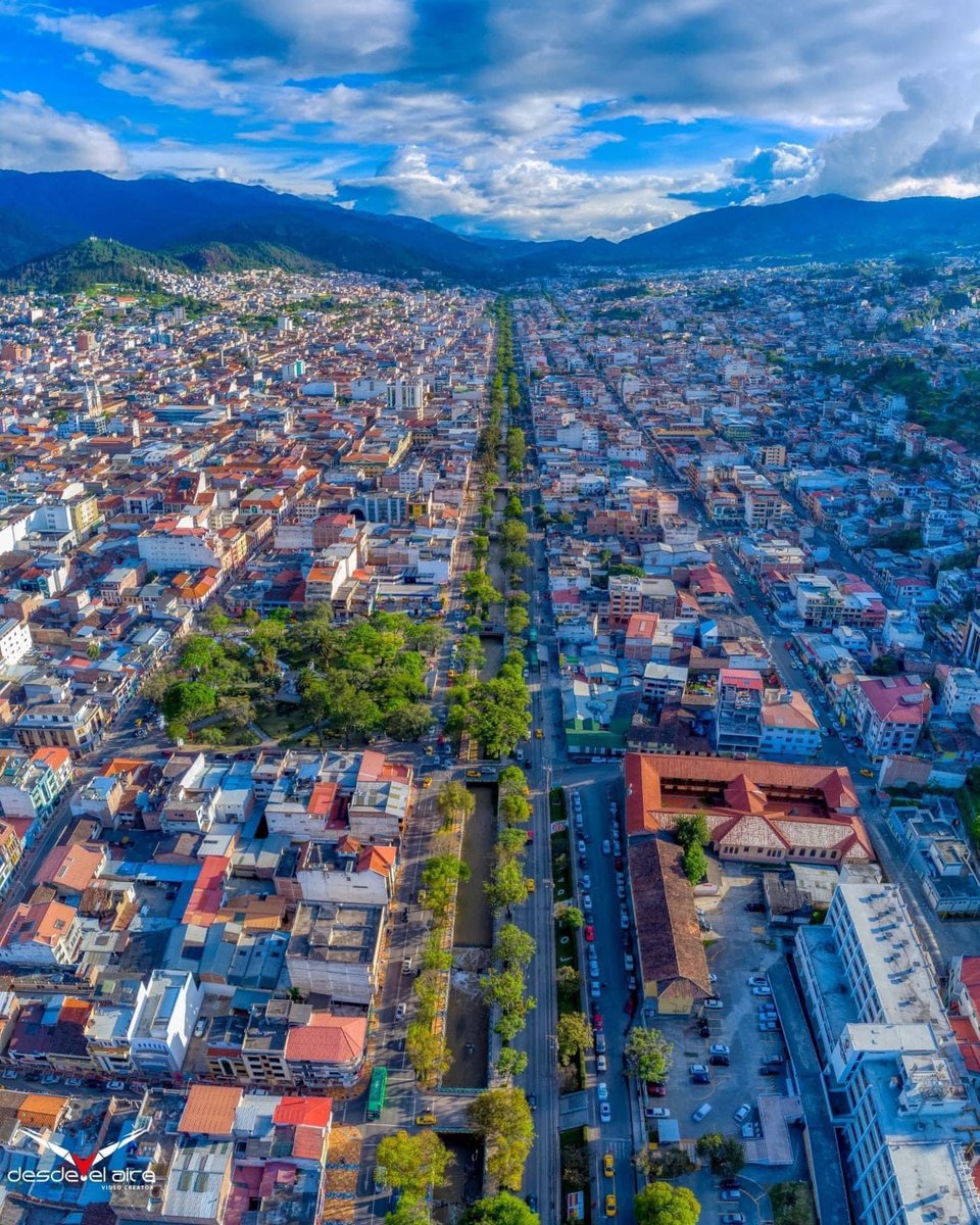 Está nuestra tierra está de aniversario.Y es la gente la que hace de ella que no sea tan solo cemento y arbolado. Siempre me pregunto qué hace diferente al Lojano?Lo hace el esfuerzo,su inteligencia y el diminutivo que a todo hace que hagamos con cariño,por ejemplo,este “textito”