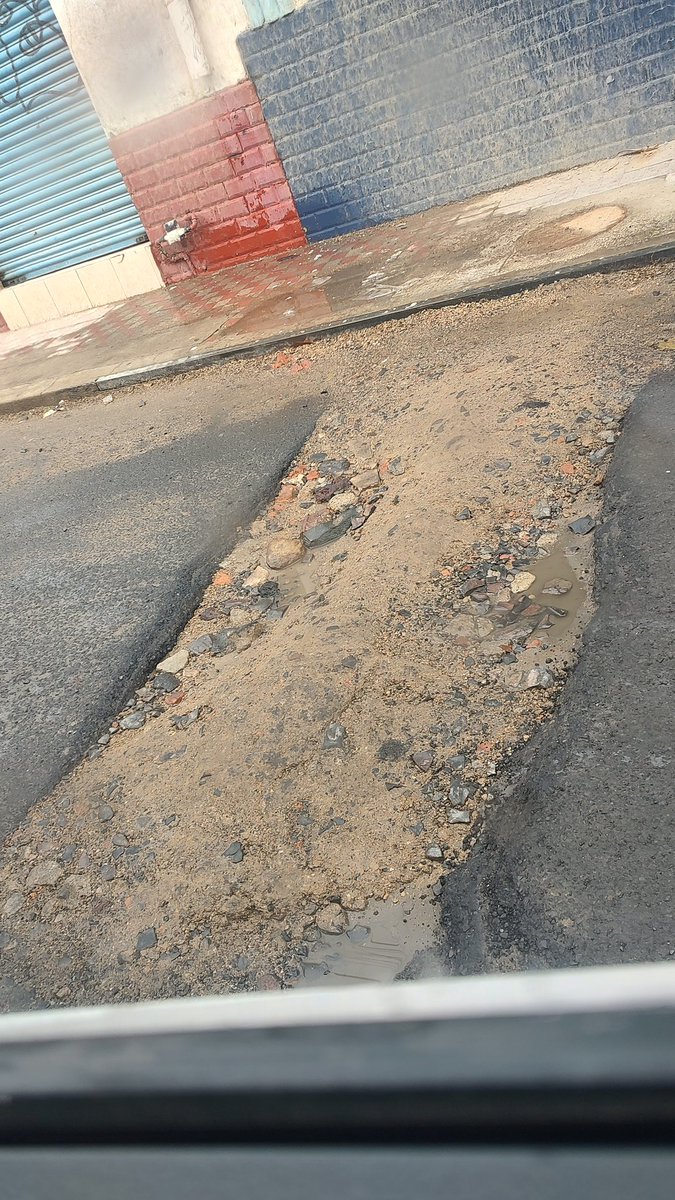 GPineda007's tweet photo. @siapagdl @Trafico_ZMG Gral. Eulogio Parra a su cruce con Cruz Verde con una horrible reparación, urge lo arreglen https://t.co/y48FY570D1