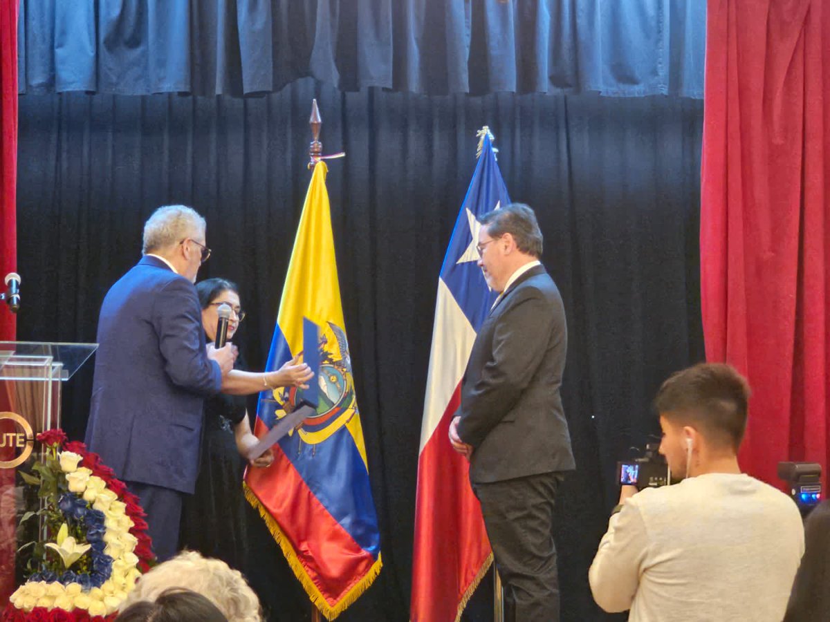 ArriaranChile's tweet photo. Ha sido un gran honor la designación como Profesor Honorario de la Universidad UTE.  Continuamos 💪 las relaciones entre 🇨🇱 y 🇪🇨. Agradezco al rector Ricardo Hidalgo por esta significativa designación que me permitirá seguir vinculado con este bello país. https://t.co/GJYI3nZddt