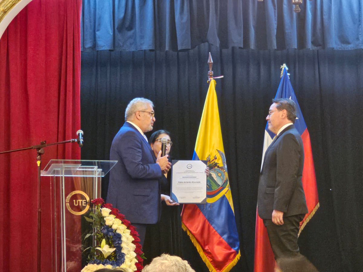 ArriaranChile's tweet photo. Ha sido un gran honor la designación como Profesor Honorario de la Universidad UTE.  Continuamos 💪 las relaciones entre 🇨🇱 y 🇪🇨. Agradezco al rector Ricardo Hidalgo por esta significativa designación que me permitirá seguir vinculado con este bello país. https://t.co/GJYI3nZddt
