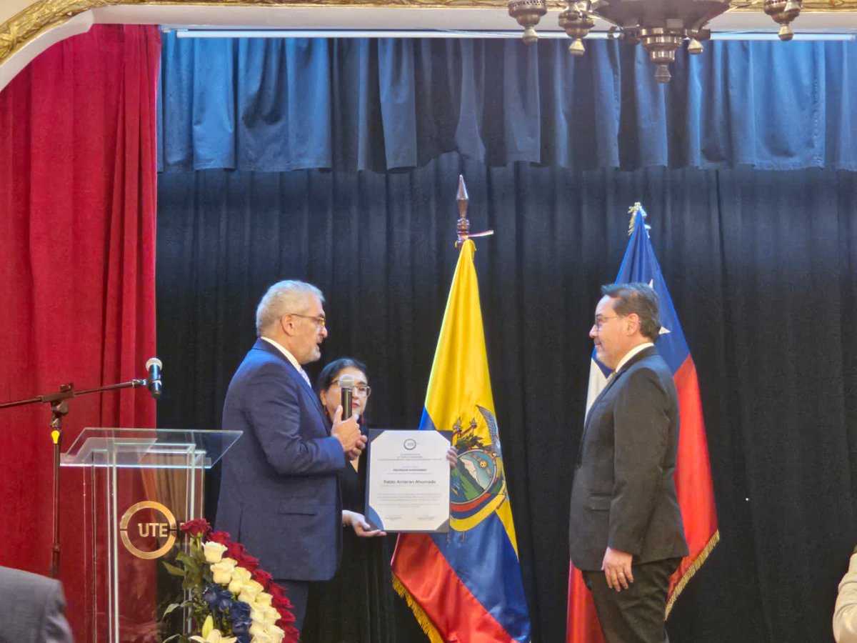 ArriaranChile's tweet photo. Ha sido un gran honor la designación como Profesor Honorario de la Universidad UTE.  Continuamos 💪 las relaciones entre 🇨🇱 y 🇪🇨. Agradezco al rector Ricardo Hidalgo por esta significativa designación que me permitirá seguir vinculado con este bello país. https://t.co/GJYI3nZddt