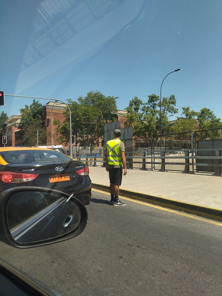 OlpiVal's tweet photo. @Muni_Stgo Puente de Rosas con Manuel Rodr��guez, usado como estacionamiento con acomodador y todo, impidiendo el normal tránsito. https://t.co/QSIWofMRHB
