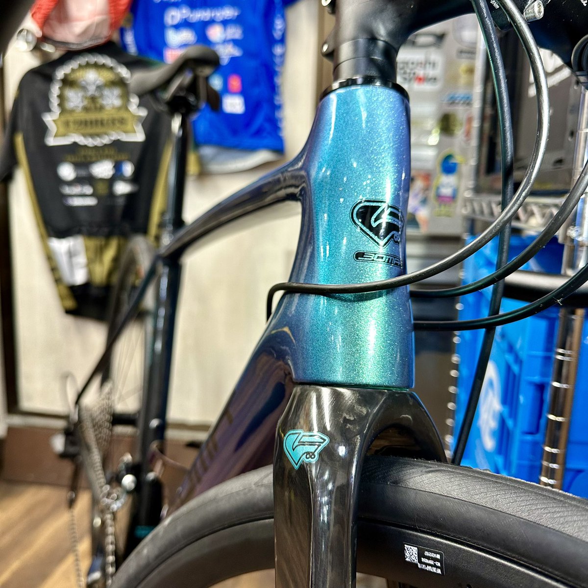 u2bikes's tweet image. BOMAのロードバイク🚲
さんざ煌びやかなハイコストハイエンド
ディスクロードが群雄割拠する所為で
若干埋もれてしまってますが
価格以上の魅力的なフレーム、揃えてますよ。
完成車はラインナップなしですが、
組み立てたいならご相談、のれますよ💪
#U2BIKES #BOMA #ALLUMER 
#ロードバイク