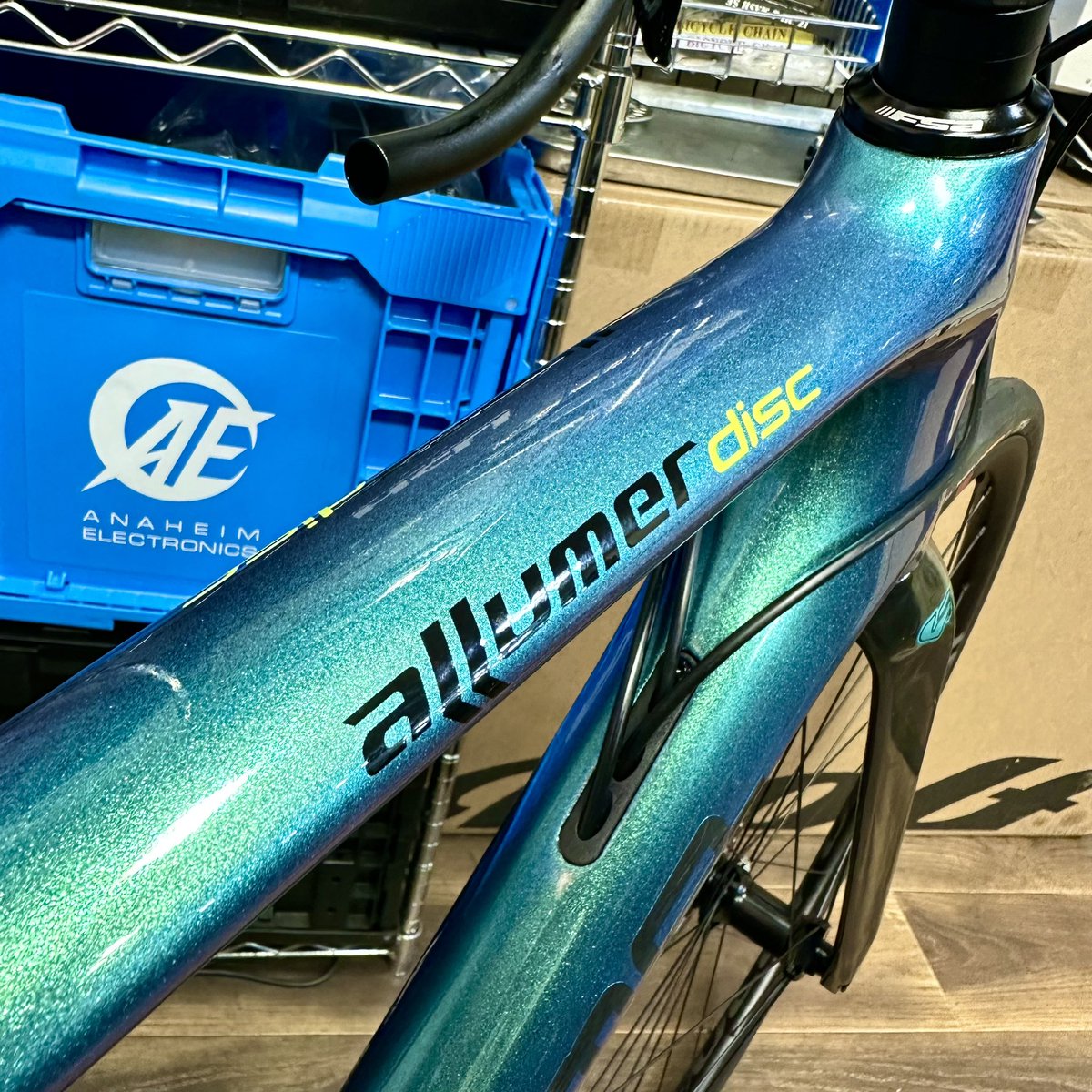 u2bikes's tweet image. BOMAのロードバイク🚲
さんざ煌びやかなハイコストハイエンド
ディスクロードが群雄割拠する所為で
若干埋もれてしまってますが
価格以上の魅力的なフレーム、揃えてますよ。
完成車はラインナップなしですが、
組み立てたいならご相談、のれますよ💪
#U2BIKES #BOMA #ALLUMER 
#ロードバイク