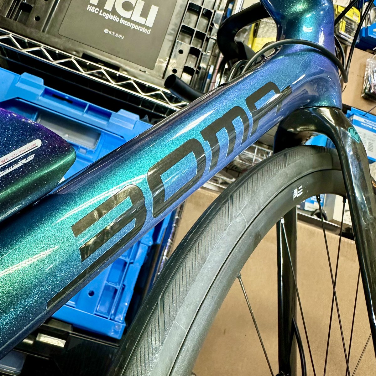 u2bikes's tweet image. BOMAのロードバイク🚲
さんざ煌びやかなハイコストハイエンド
ディスクロードが群雄割拠する所為で
若干埋もれてしまってますが
価格以上の魅力的なフレーム、揃えてますよ。
完成車はラインナップなしですが、
組み立てたいならご相談、のれますよ💪
#U2BIKES #BOMA #ALLUMER 
#ロードバイク