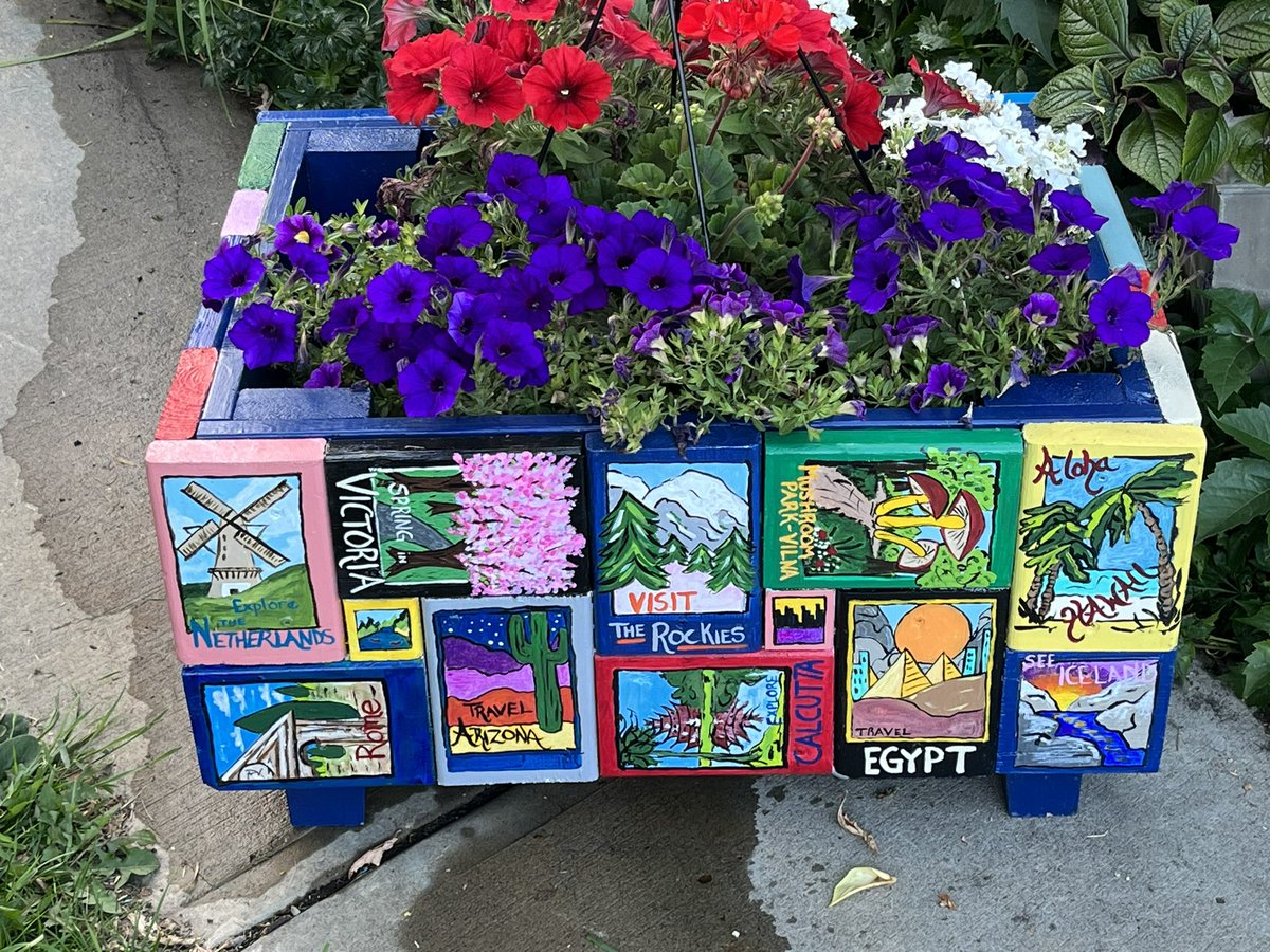 floreterna123's tweet photo. #ArtAdventCalendar love flowers? Love travel? Reclaimed wood flowerbox yard art! https://t.co/f8zD3jHbpi