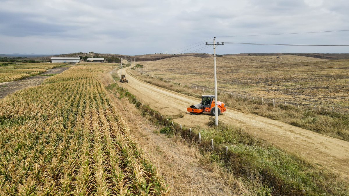 ¡La obra SIGUE en los sectores productivos de nuestra provincia! 🚧😎 Equipo caminero realiza la reconformación de los 14 Km de vía que enlazan las comunas El Azúcar con Sube y Baja. 💪🏻