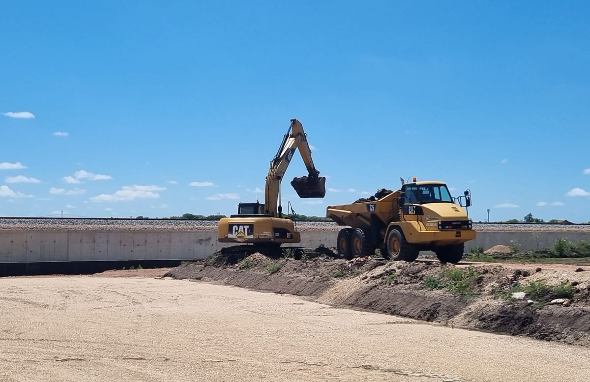 La ministra <a href="/elisafacio/">Elisa Facio</a> acompaña al presidente <a href="/LuisLacallePou/">Luis Lacalle Pou</a> en la inauguración de obras —–concretadas y en proceso— en el <a href="/PLR5_GrupoRAS/">Parque Industrial Ruta 5 - Grupo RAS</a>. Suman 119 millones de dólares y, en total, crean 2625 puestos de trabajo. Por el MIEM participan también <a href="/susypecoy/">Susana Pecoy Santoro</a> y <a href="/FitzgeraldCP78/">Fitzgerald Cantero Piali</a>.