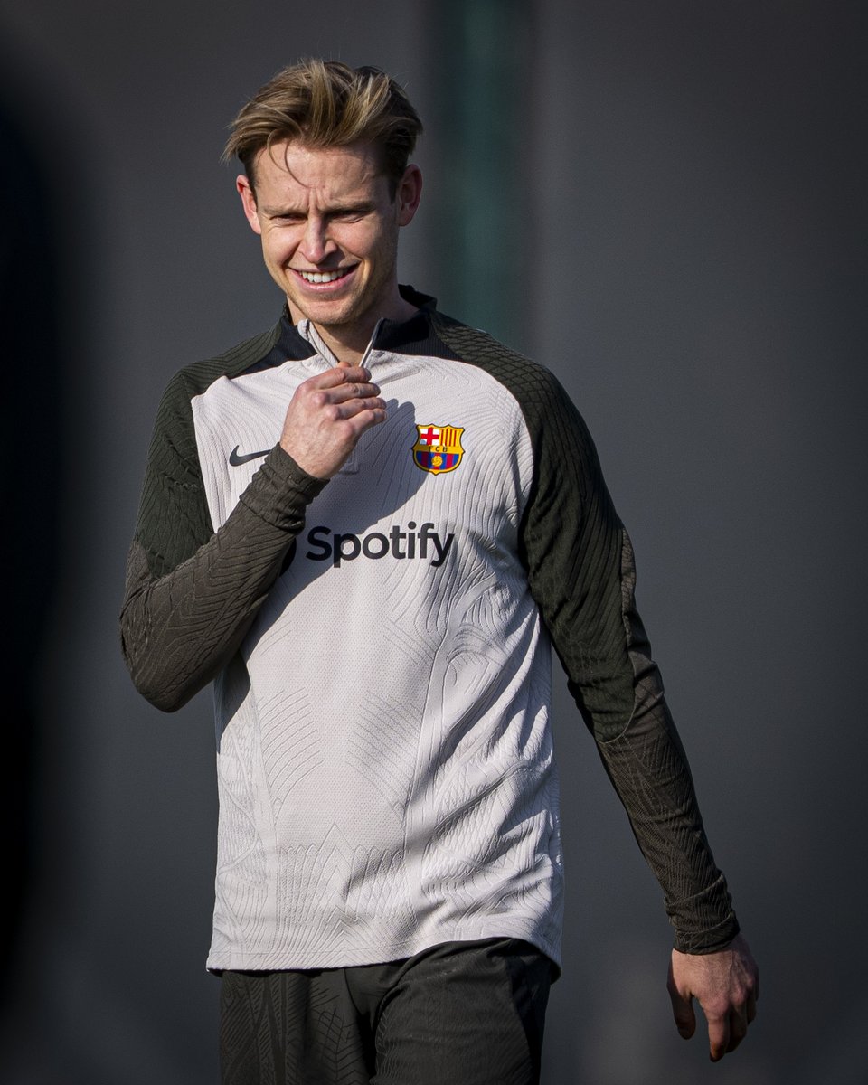 FCBarcelona's tweet photo. 😀 @DeJongFrenkie21 😀 https://t.co/oRBJqFtVXM