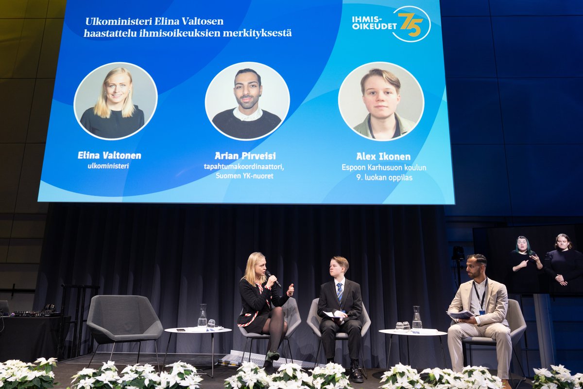 Juhlassa pohdittiin ihmisoikeuksien merkitystä arjessa ja keskusteltiin ihmisoikeuksien puolustamisen tärkeydestä. 
Ulkoministeri <a href="/elinavaltonen/">Elina Valtonen</a> haastatteli Alex Ikonen Karhusuon koulusta Espoosta yhdessä <a href="/YKnuoret/">Suomen YK-nuoret</a> Arian Pirveisin kanssa.
📷UM #YKkoulut