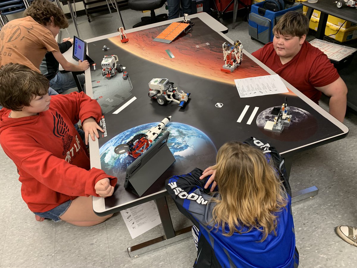 TisEmch's tweet photo. Fifth grade students at Short Line School coding lego ev3 robots to compete in the “mission to mars”.  #wcs #wetzelpride #sls https://t.co/Xf5hH11oxQ
