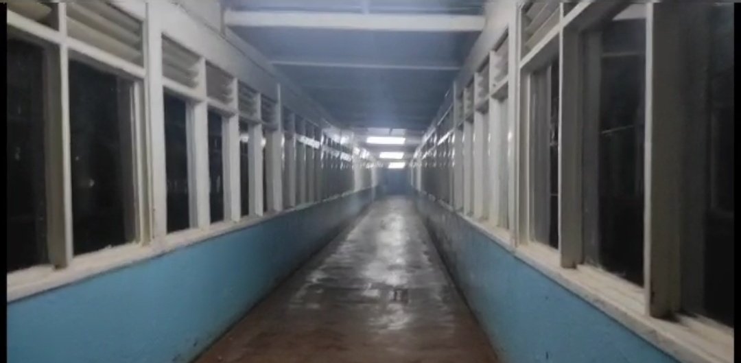 FlyRic1's tweet photo. This corridor 🙌. Nde Inkakhala cha mma 3 am umu, waku mortuary, iwe ndi a guardian 🙌. I know most people can relate 😂 https://t.co/eWxioDCK0K