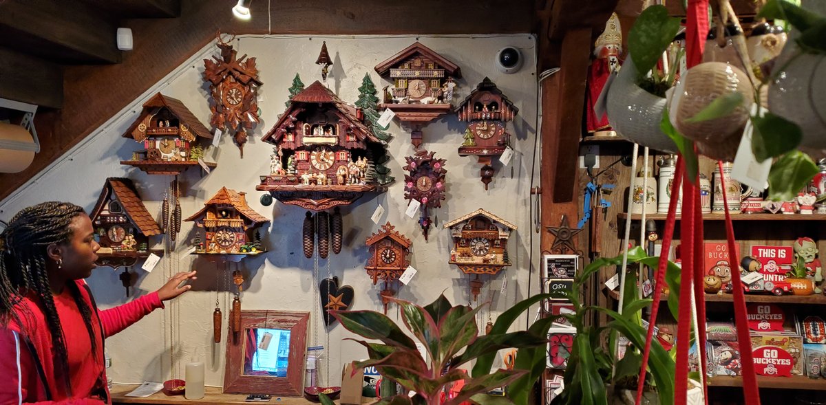 TourGuideToFun's tweet image. Welcome to The Red Stable, featuring the best in #Nutcrackers and #CuckooClocks. Before it was a gift shop, this little red shop was a horse livery and carriage repair shop. Explore it and other staples of Columbus’ German Village at ohiotraveler.com/german-village….