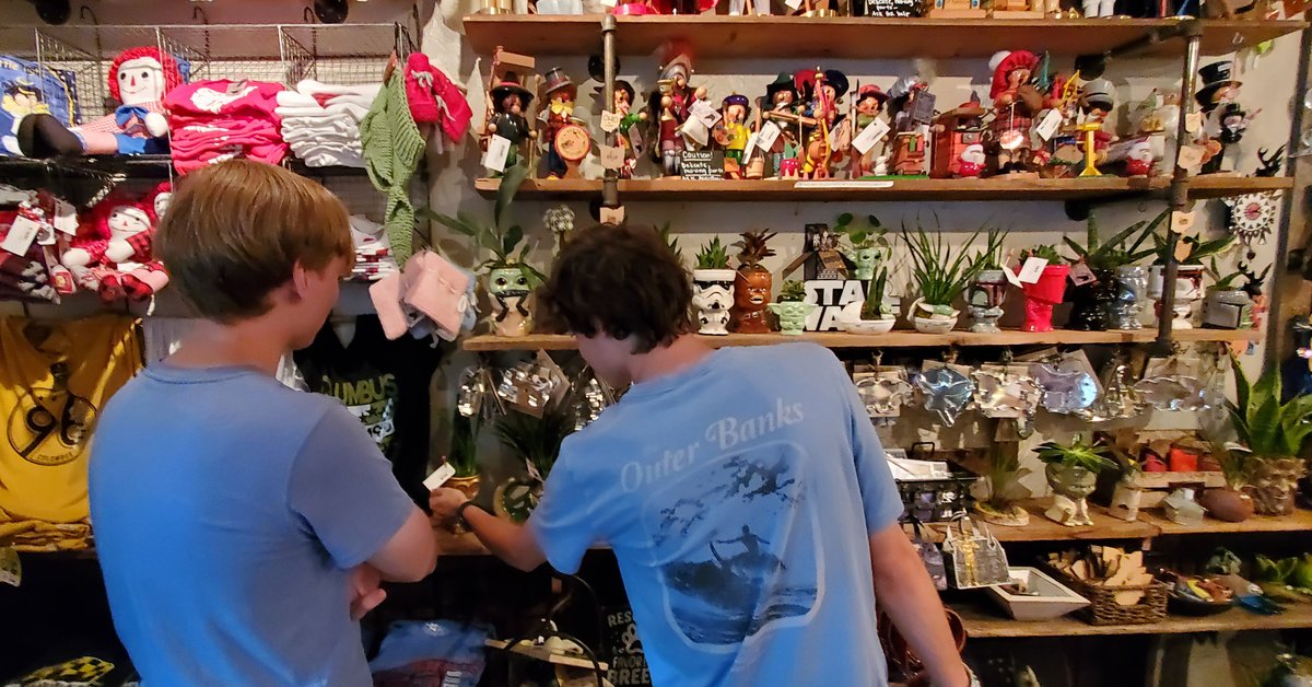 TourGuideToFun's tweet image. Welcome to The Red Stable, featuring the best in #Nutcrackers and #CuckooClocks. Before it was a gift shop, this little red shop was a horse livery and carriage repair shop. Explore it and other staples of Columbus’ German Village at ohiotraveler.com/german-village….