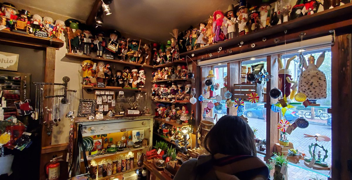 TourGuideToFun's tweet image. Welcome to The Red Stable, featuring the best in #Nutcrackers and #CuckooClocks. Before it was a gift shop, this little red shop was a horse livery and carriage repair shop. Explore it and other staples of Columbus’ German Village at ohiotraveler.com/german-village….
