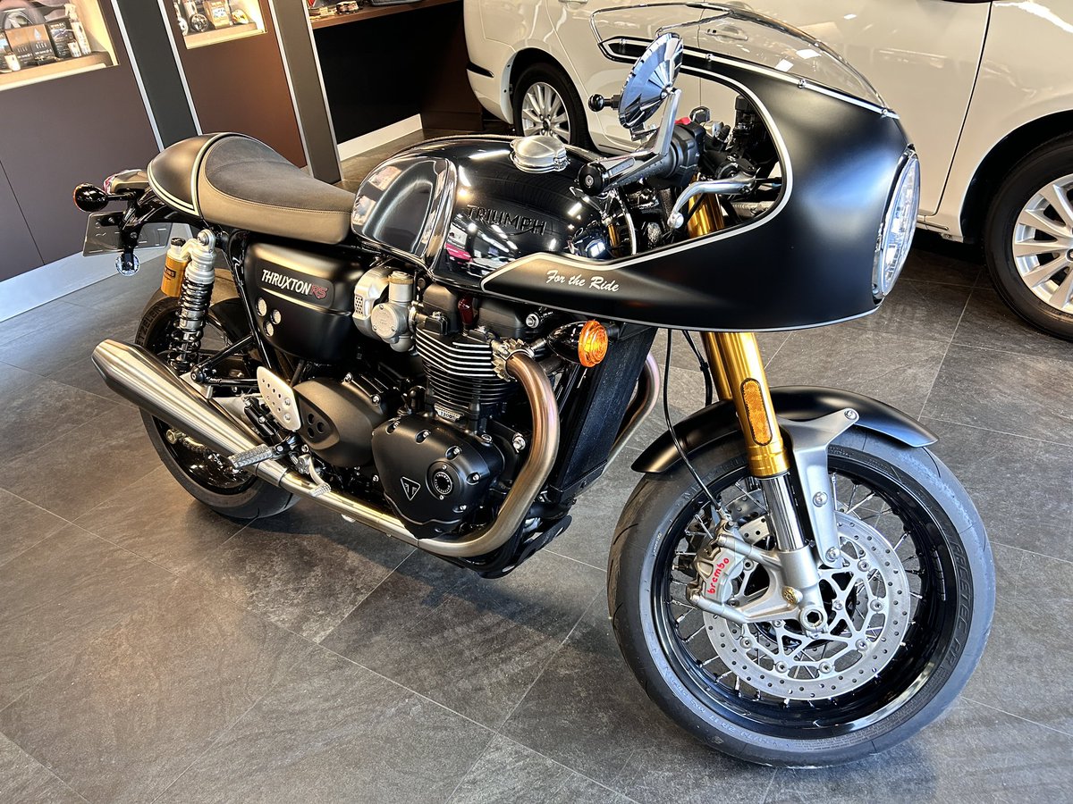 NozomuYasuhara's tweet photo. 施工された限定モデルのスラクストンめちゃカッコよかった👍
ツーリングする身としては持ち主とぜひお話ししてみたかった😁

#セラミックプロ
#fenixscratchguard https://t.co/cpwOfwFq9x