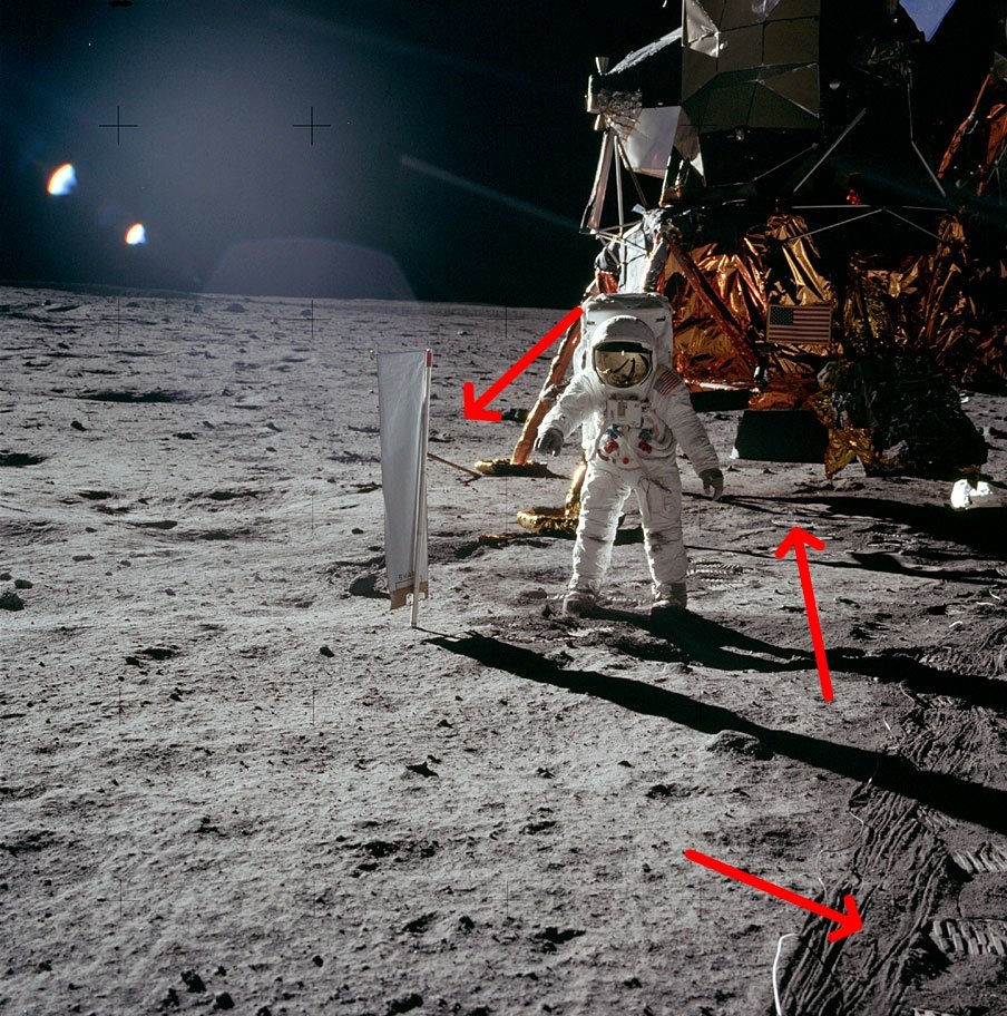 M25016096's tweet photo. 🟠🟡 QUESTA È LA MIA FOTO LUNARE PREFERITA❗
Non solo si può ammirare l'elegantissima struttura in lamiera, tiranti e nastro adesivo dell'astronave che 54 anni fa portò gli americani sulla Luna (e ritorno) per sei volte consecutive, ma:
1. Si può notare che un cavo elettrico aveva lasciato profondi solchi nella sabbia, mentre l'astronave non aveva spostato neanche una granello di polvere né sotto il motore, né con le zampe d'atterraggio.
2. Il Sole era a sinistra, ma la luce veniva anche da destra!  Infatti l'asta della "vela" per la misurazione del vento solare proietta sulla vela stessa l'ombra in direzione OPPOSTA a quella dello strumento, ossia dal di dietro!
Non stupisce perciò che il software russo per la valutazione della veridicità delle immagini abbia dichiarato FALSE le iconiche foto lunari delle missioni Apollo diffuse dalla NASA.
Ma ultimamente i Russi sono diventati un po' dispettosi ...  E poi nei mitici anni '60 anche il Sole era così radioso che i suoi raggi facevano le curve per illuminare tutto nel miglior modo possibile per la gioia dei fotografi ...
😂😂😂