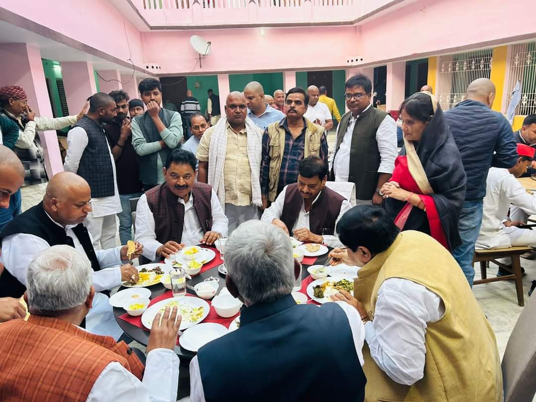 niraj_guddu's tweet photo. मेरी पूज्य माताजी के निधनोपरांत मेरे पैतृक निवास सहतवार बलिया पहुँच कर समाजवादी पार्टी के राष्ट्रीय महासचिव माननीय शिवपाल सिंह यादव जी एवं अन्य वरिष्ठ नेता गण श्रद्धांजलि अर्पित किए। https://t.co/jhCHqriHiu