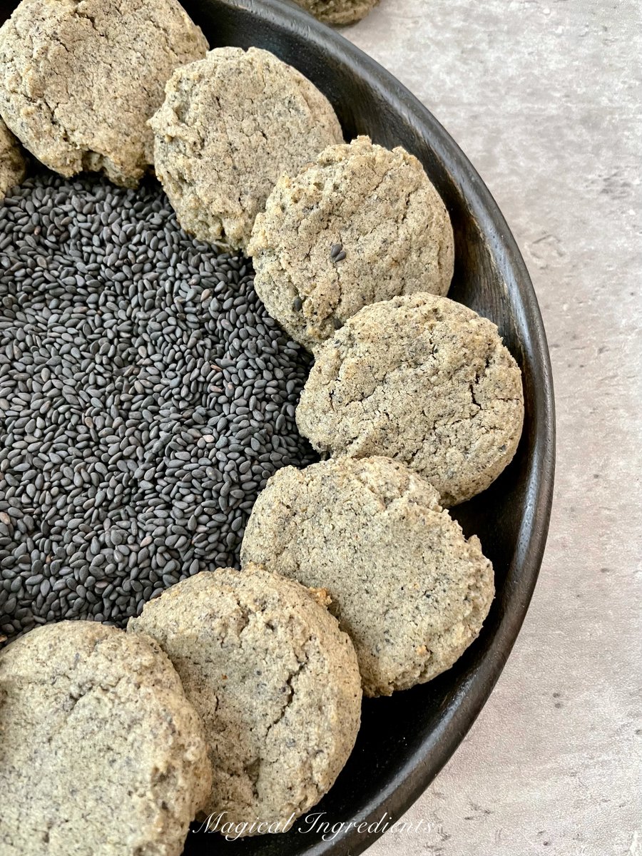 Folks, these #eggless, nutty and #delicious black sesame #cookies are great to add to your baking menu for #cookietray and #cookieexchange. #christmascookieweek #blacksesame #cookieseason #holidaybaking magical-ingredients.com/2023/12/black-…