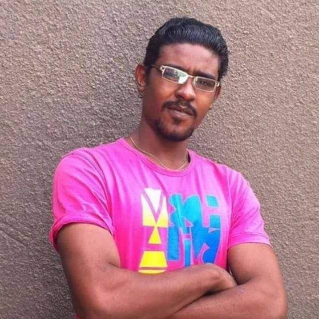 للتذكير فقط ..
نحن لن ننسي من مات برصاصكم  ..
وليس من يسير ك القطيع  ...
البينا وبينكم #دم 
#المجد_للشهداء 
#العسكر_للثكنات_و_الجنجويد_ينحل