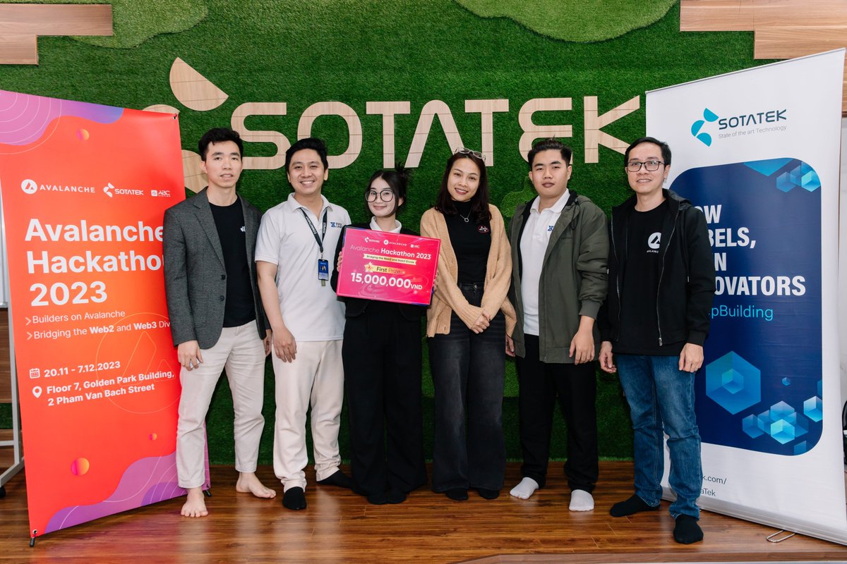 Team1VN's tweet photo. Avalanche Việt Nam Hackathon 2023 đã thành công rực rỡ với sự tham gia của 25 đội thi và năng lượng tuyệt vời từ họ. Thật tuyệt vời khi thấy được sự hứng thú và cam kết trong việc xây dựng trên @avax. Các builders Việt Nam tiếp tục nỗ lực xây dựng, và cộng đồng Avalanche Việt Nam của chúng ta đang không ngừng phát triển.

Chúng tôi muốn gửi lời cảm ơn đặc biệt đến @SotaTek  và @ABC_StationHQ vì đã đồng tổ chức một sự kiện hackathon tuyệt vời như vậy!

Hãy trải nghiệm lại những khoảnh khắc đáng nhớ của sự kiện tại đây: https://t.co/89LMp0Qr9P

Livestream: https://t.co/kRwmmg317a

Recap: https://t.co/JqJt7rRDMk