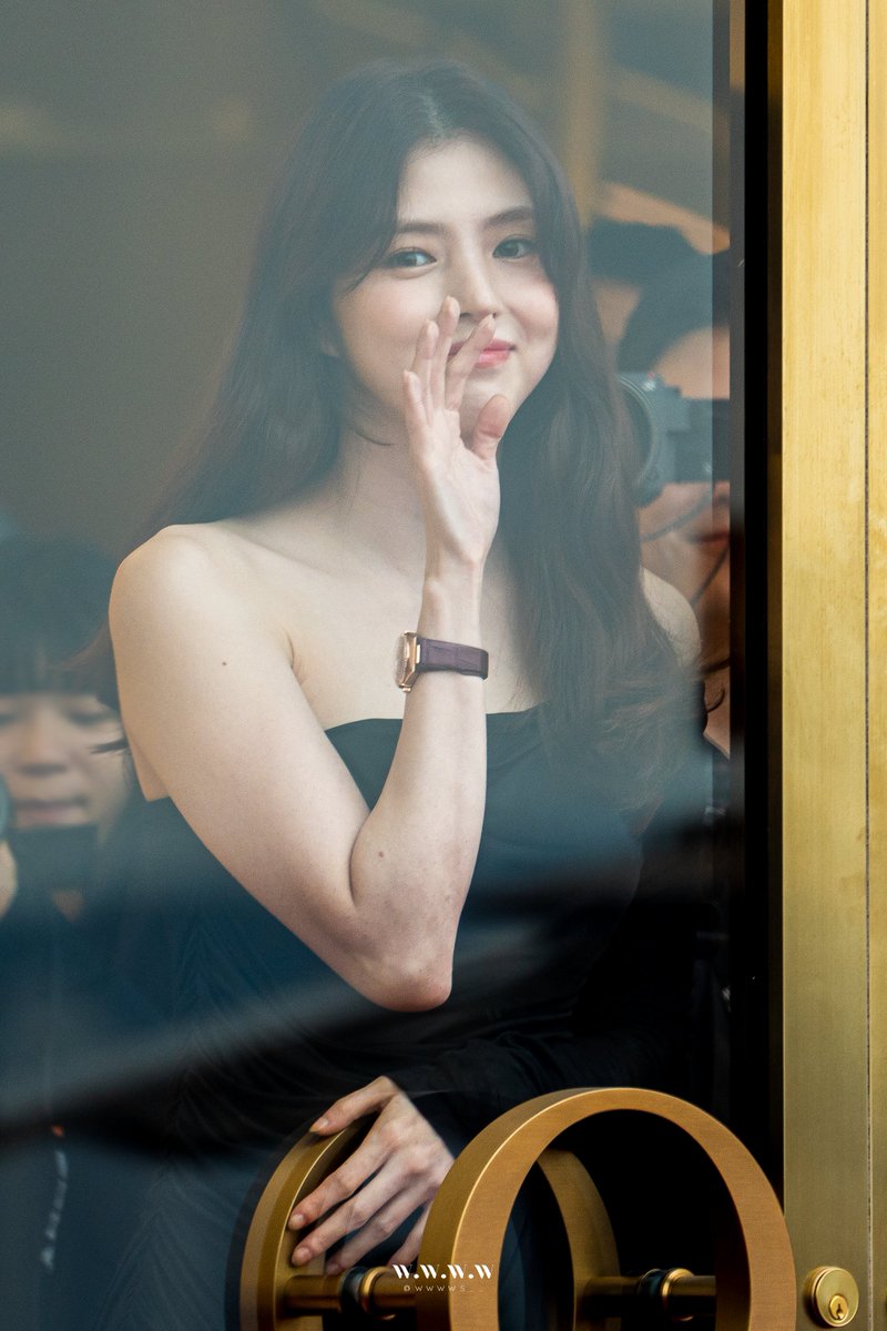 WWWWs__'s tweet photo. 231208 한소희 at OMEGA  

#한소희 #HanSohee #HANSOHEEinHongKong https://t.co/7KRbfVl785