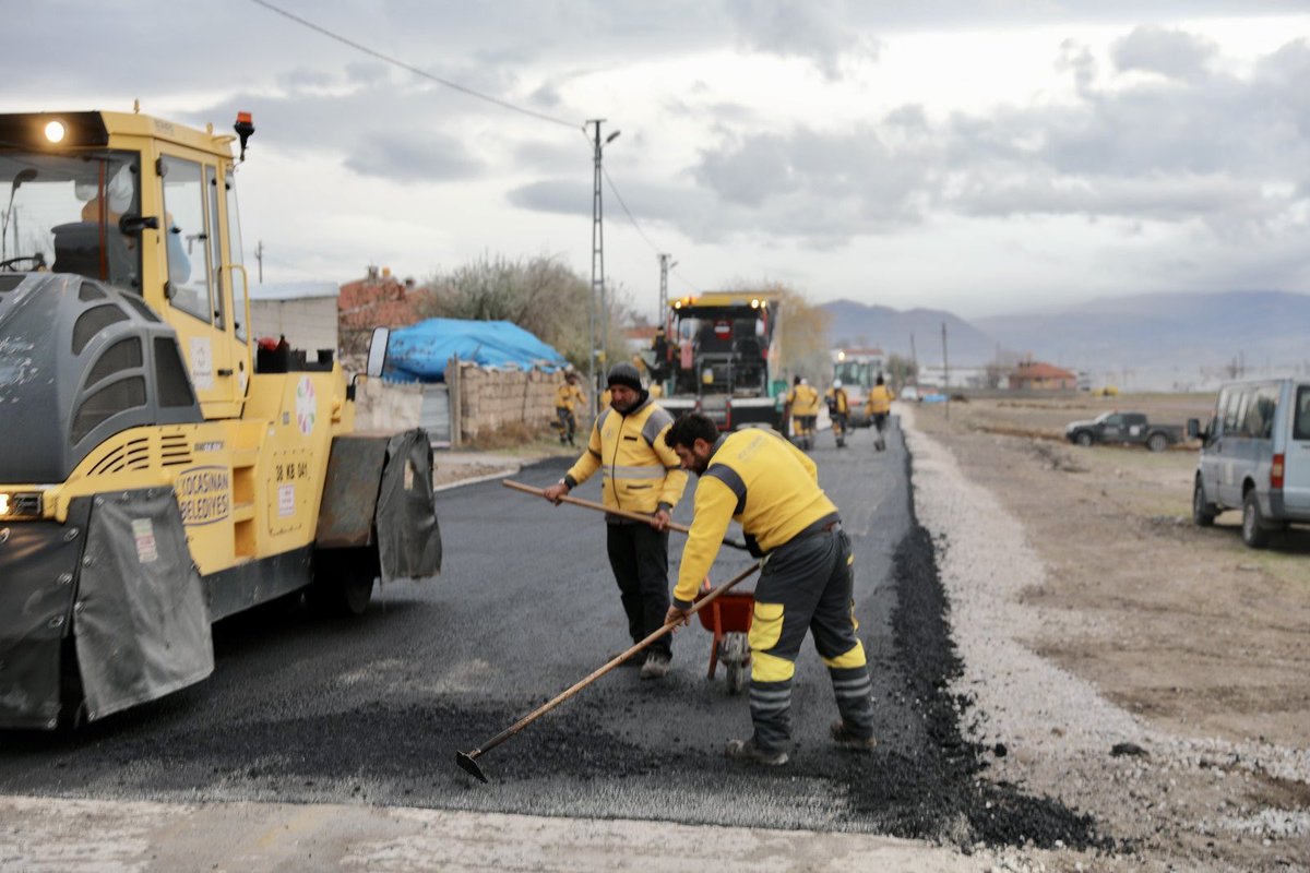 ahmetclkbyrkdr's tweet photo. 📍#Boztepe

🛣️ Boztepe'nin en işlek caddelerinden, otobüs güzergahındaki Altan Caddesi'nde  1️⃣1️⃣0️⃣0️⃣ metre asfaltı yeniliyoruz 👍🏻

Hemşehrilerimizin ulaşımdaki konforu için çalışmalarım��z tüm hızıyla sürüyor ☺️

#Kayseri #Kocasinan #KocasinanBelediyesi https://t.co/inPOzbvltc
